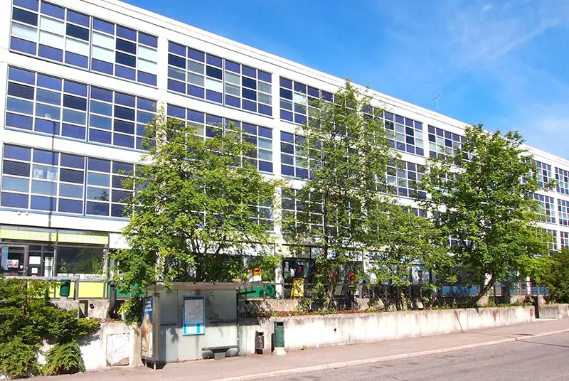 Mixtum koulutuskeskus Espoo. Bussipysäkki on suoraan koulutusrakennuksen edessä.